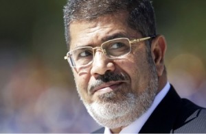 مرسي يهتف لغزة مع بداية جلسة محاكمته
