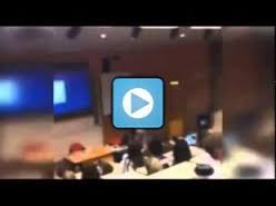 بالفيديو... أستاذ جامعي ينزع ملابسه لشد انتباه طلبته