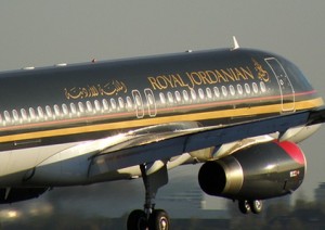 مطار طرابلس في قلب معركة طاحنة والملكية الاردنية تعلق رحلاتها