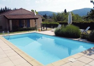 بالفيديو.. وقعت في حوض السباحة بسبب انشغالها بالهاتف