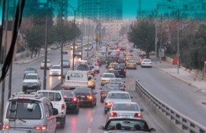 سقوط طفل من مركبة والده دون علمه .. وسيارة الامانة تلتقطه