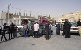 الطفيلة...محتجون يغلقون الشاع الرئيسي صباح العيد