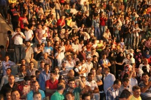 إدارة مهرجان شبيب تقطع الكهرباء لتمنع الشعراء من القاء قصائدهم المغناة لـ غزة