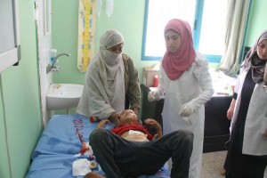 غزة: استشهاد 10 فلسطينيين و اصابة 50 اثر قصف مدرسة " أنس الوزير" لايواء النازحين " صور "