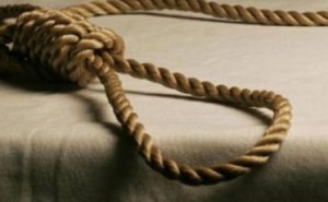 انتحار طالبة توجيهي شنقا وإنقاذ أخرى تناولت "منظف غسيل"