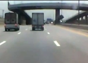 بالفيديو ..سقوط مروع لسيارة من أعلى جسر على الطريق السريع