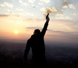 عمان: مخمور يطلق النار على (3) اشخاص