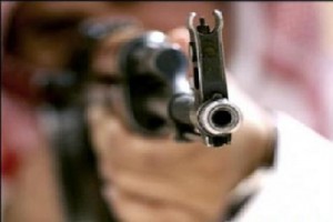 السلط مشاجرة بالأسلحة النارية بين عشيرتين وحرق منزل و وإصابات