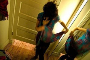 خطورة العين السحرية في غرفتك الفندقية.. كاميرا للتجسس تصورك من دون ملابس..!!!