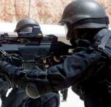 مادبا: قتيل ومصاب بمداهمة أمنية لمنزل مطلوبين