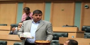 السعود يوزع الحلوى تحت القبة