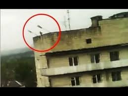 مقطع فيديو مروع ...سقوط لص من 30 مترا