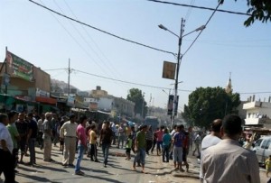 بالصور..."أشهر سيفه" وأغلق طريق الأغوار بالاطارات المحترقة..!!