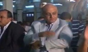 بالفيديو.. مدير الأمن يخطىء في الصلاة