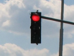 100- 500 دينار مخالفة الإشارة الضوئية