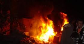 اطلاق نار كثيف وحرق للمركبات بين متشاجرين من عائلتين في جبل النظيف