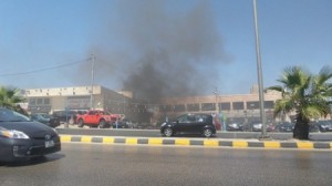 بالصور.. حريق بمعرض سيارات بالقرب من المدينة الرياضية