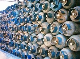 سيارات بدون نمر تبيع غاز مغشوش في عمان