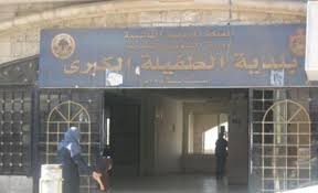 متعطلون عن العمل يحطمون مبنى بلدية الطفيلة