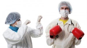 تبادل الاتهامات بين طبيب وشرطي.. والاثنين بالمستشفى