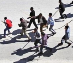 10 إصابات وتحطيم مركبة للشرطة في مشاجرة بين مجموعتين في الكرك