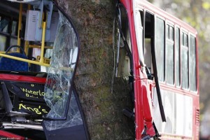 اربد : 20 اصابة باصطدام حافلة بشجرة