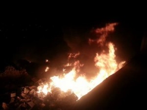 بالصور..تجدد الاشتباكات بين الأجهزة الأمنية وأهالي مدنية الطفيلة وأعمال شغب وقطع الطرقات بالإطارات المشتعلة