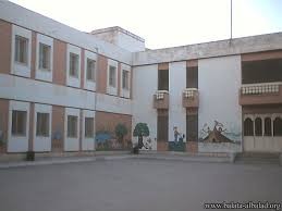 بسبب العشائرية..مديرة مدرسة تتلقى تهديدا من رئيس بلدية .. ويمنعها من دخول مدرستها ..!!