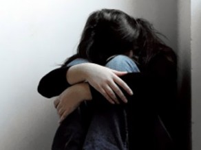 شاب يحتال على طفلة لعدة اشهر ويوهمها بعقد زواج عرفي ليعتدي عليها جنسيا