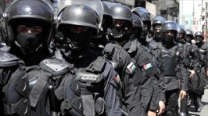 قوات الدرك تتعامل بالقوة مع عدد من "طالبي التجنيد" لدى اﻻمن العام في طبربور