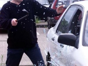 هروب معلمات خشية تعرضهن للضرب من قبل شبان حاولو اقتحام مدرستهن..