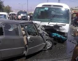 إصابة (10) أشخاص اثر حادث تصادم بين باص عمومي ومركبة صغيرة في البلقاء