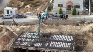 اصابات اثر انفجار خرطوم خلاط اسمنتي تابع لشركة المناصير في عمان