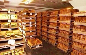 بالصور .. الحوثيون ينشرون صوراً تكشف حجم الكنوز و الاموال بقصر الأحمر