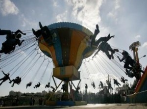 إصابة شاب اثر سقوطة من على لعبة "السلاسل" في مدينة الجبيهة الترويحية