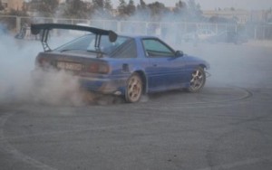 بالصور: تفريق مفحطين على بوابة جامعة العلوم والتكنولوجيا