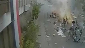 بالفيديو.. كاميرا تلتقط لحظة انفجار "انتحاري صنعاء" وقتله حوالي 60 شخصاً