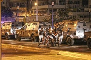 كاميرا ترصد لحظة إصابة "دركي" بعيار ناري من محتجي العبدلي