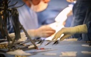 صدمة بسبب قطعة شاش منسية داخل بطن مريضة بمستشفى معان