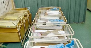 تحقيق في شبهة تبديل مولودين بالخطأ بمستشفى الزرقاء