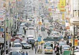 الزرقاء .. تجار بسطات يعتدون بالسيوف على تجار الأجهزة الخلوية وسط شارع السعادة ..