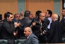 شتائم ومشادّات في اجتماع النواب.. "اعلى ما بخيلك اركب... يازلمة حل عنا"