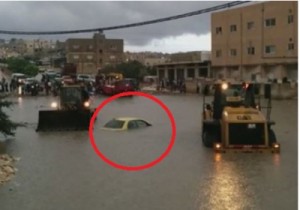 بالفيديو .. إنتشال تكسي غرقت بمياه الأمطار في اربد