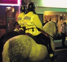 الشرطة السويدية تلبي طلب النجدة وتساعد طفلاً بوظائفه المدرسية