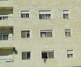 بالصورة...فتاة أردنية تجلس على حافة النافذه تبكي وتصرخ قبل محاولة إنتحارها !!