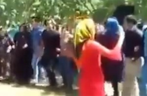 فيديو مأساوي.. شخص يطلق النار على صديقه من «رشاش» أثناء رقصهما بحفل زواج