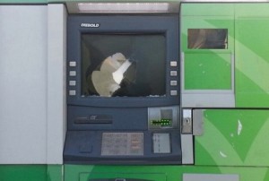 البحث الجنائي يكشف هوية سارقي الصرافات الالية في أحد المولات التجارية