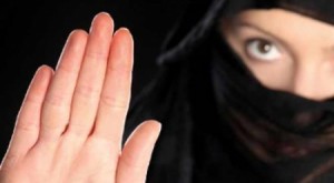 سيدة أردنية نعتها زوجها "يا صرصار" تطلب الطلاق..والزوج تخفيف الرفاهيات هو السبب