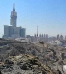 السعودية دمرت 95 في المئة من مواقع مكة التاريخية.. واستبدلت بيت الرسول بــ ممر يؤدي إلى دورات المياه