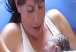 بالفيديو.. لأول مرة.. شاهد اجراء عملية "ولادة طبيعية" تحت الماء